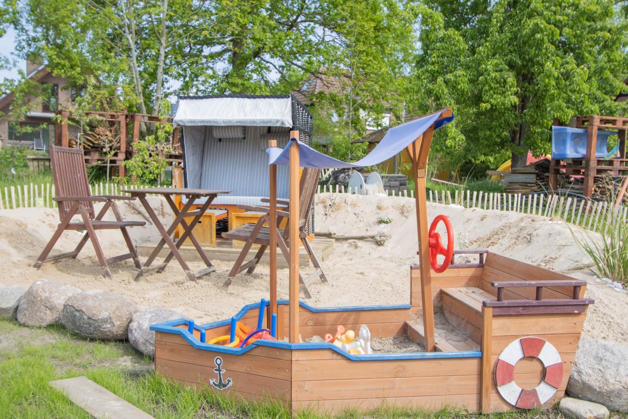 Hostel Oder Ferienwohnung 1-16 Personen Im Blauen Haus Fehmarn Zewnętrze zdjęcie
